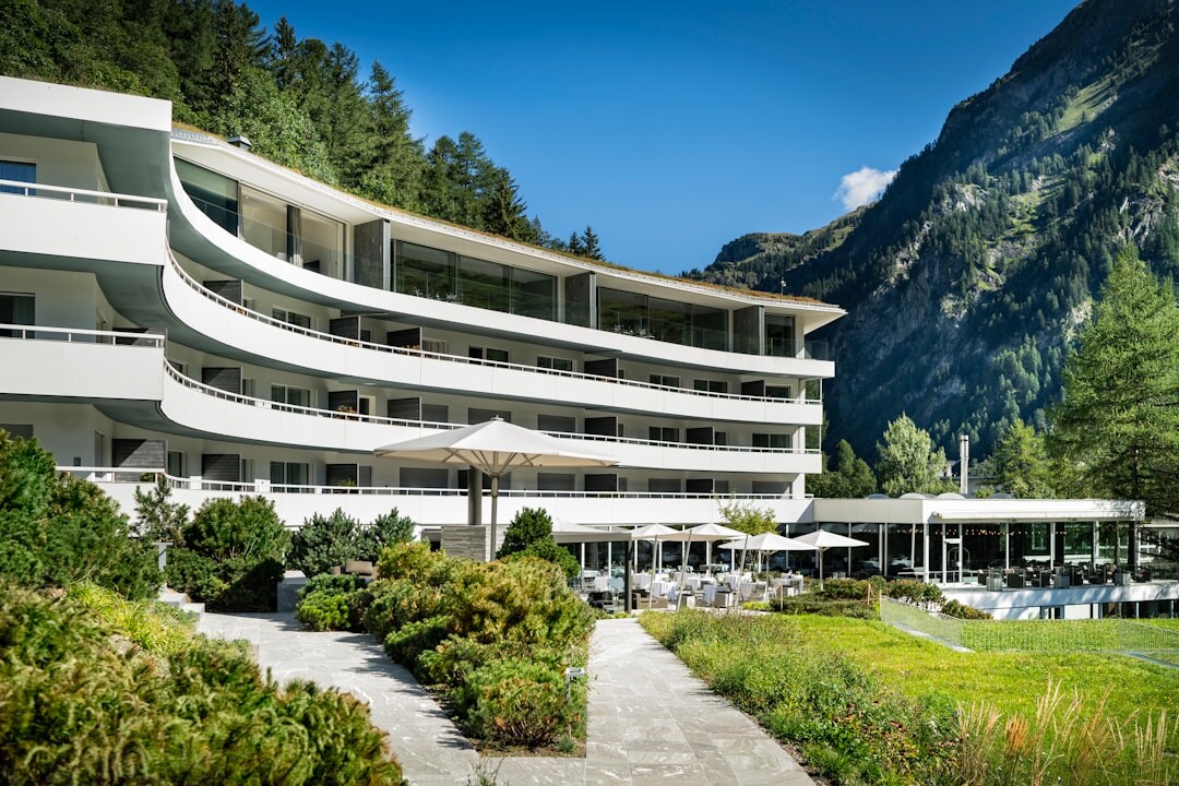 Luxushotel am Schweizer Seeufer mit Gartenanlage