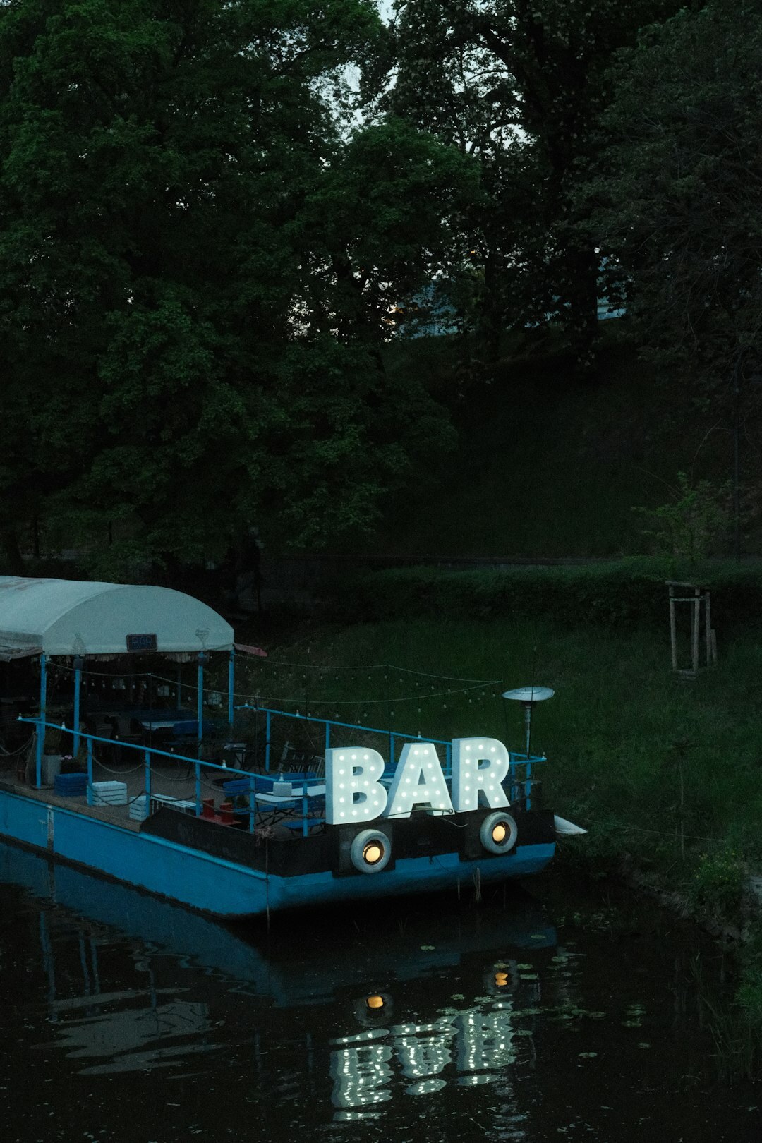 Stilvolle Dachterrassen-Bar am Abend mit Seeblick