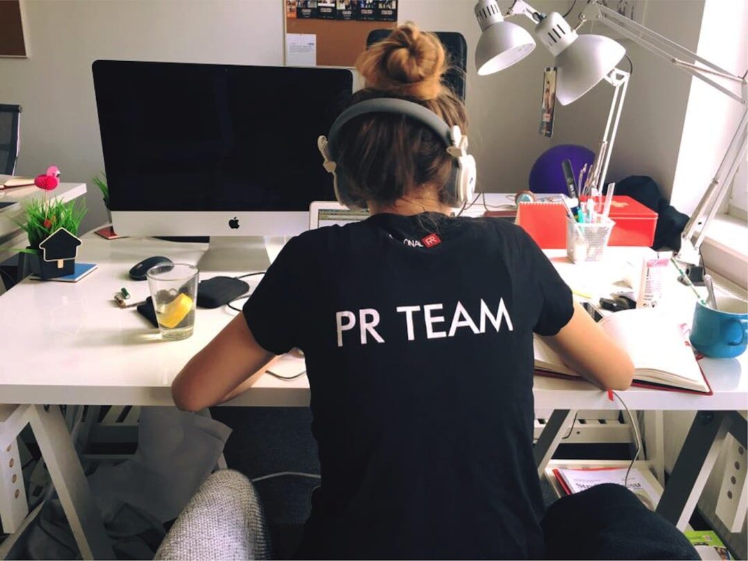Redaktionsteam bei der Arbeit an einem hellen Tisch