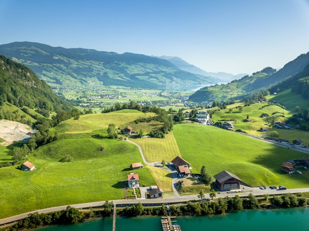 Luftaufnahme eines bunten Schweizer Dorfes am See