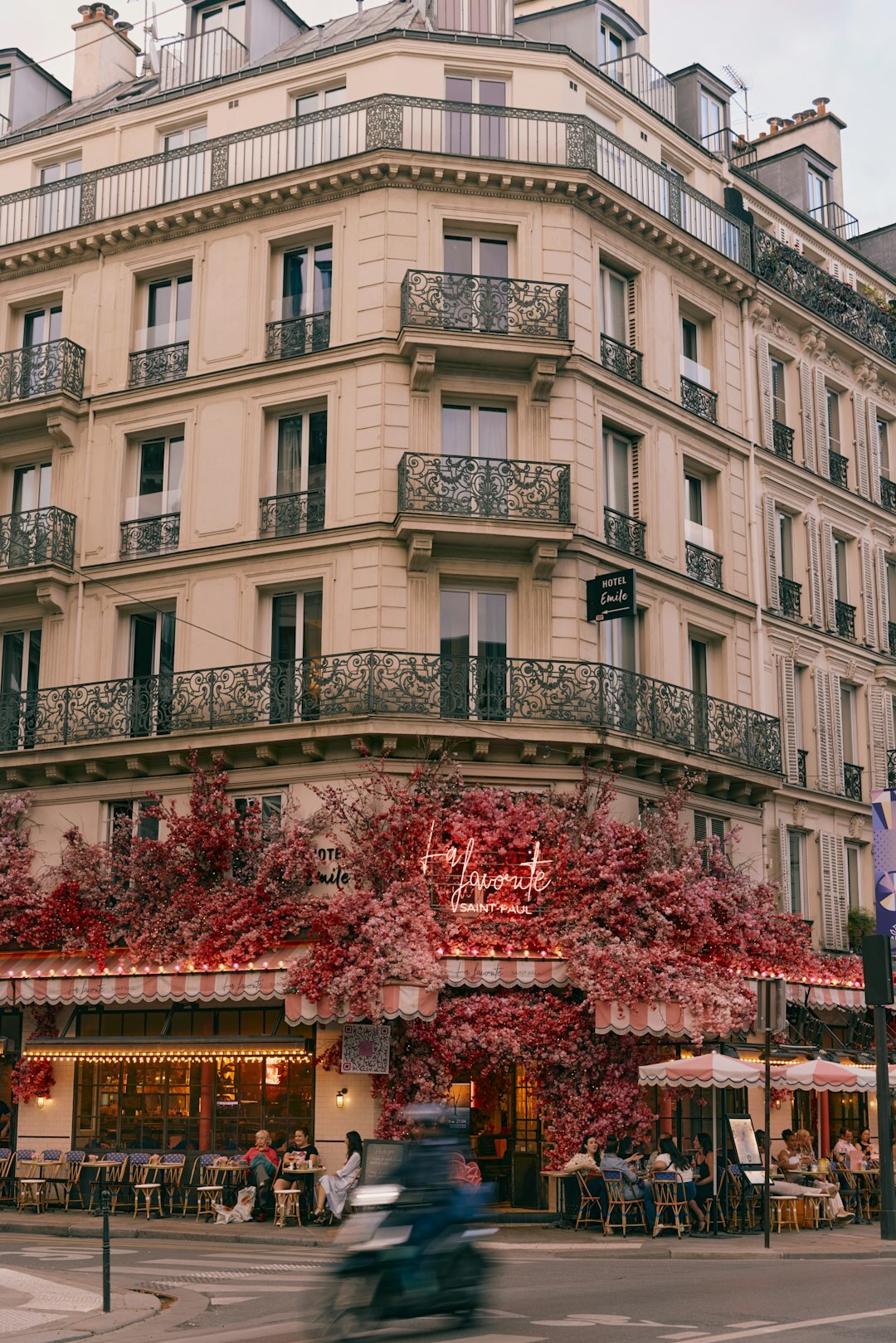 celebrity favorite spot in paris