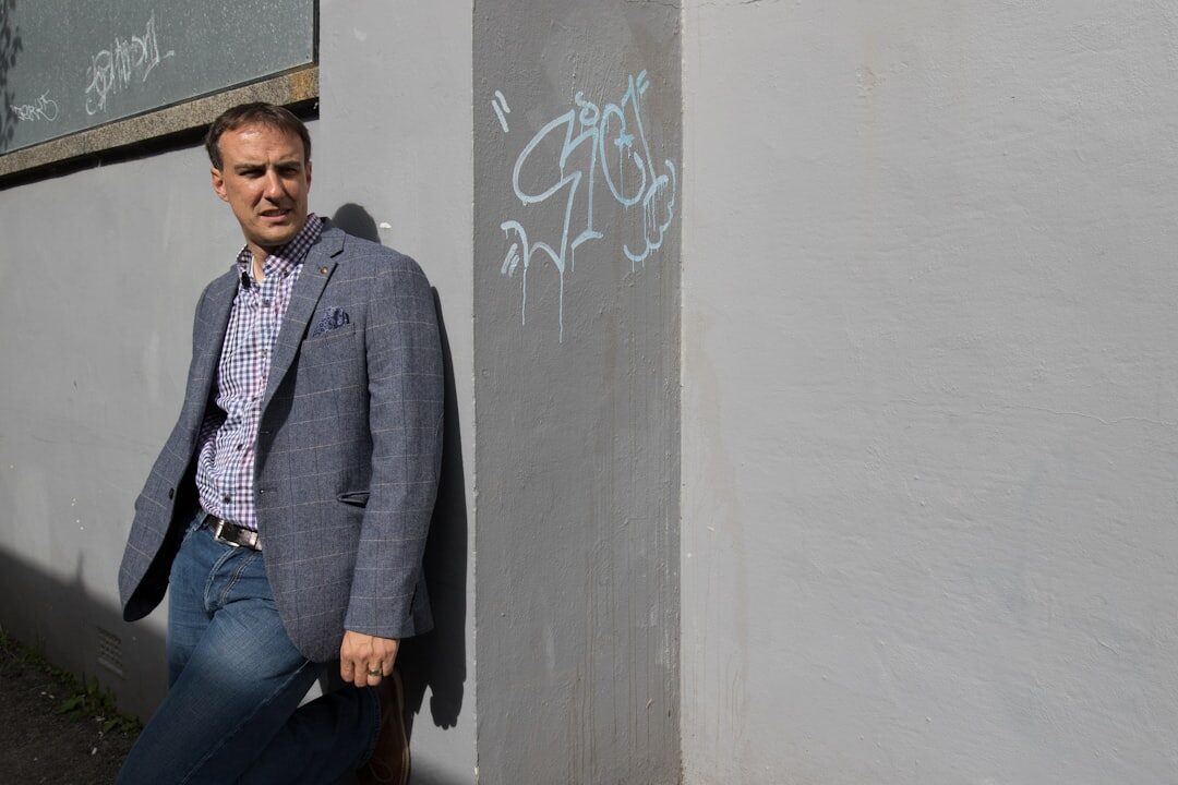 Porträt einer Redakteurin in casual Blazer